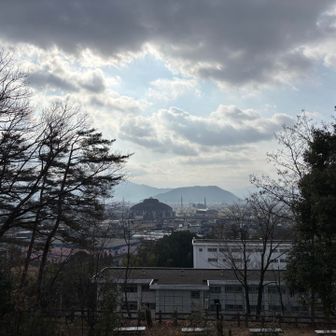 王山から
木々の間からサンドームがハッキリ見えました
(*^◯^*)
左の方も開けてたら日野山も見えそうだなー