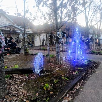 養老渓谷駅、皆さん電車待ちで賑わってます。　茶屋でラーメン食べてる人も