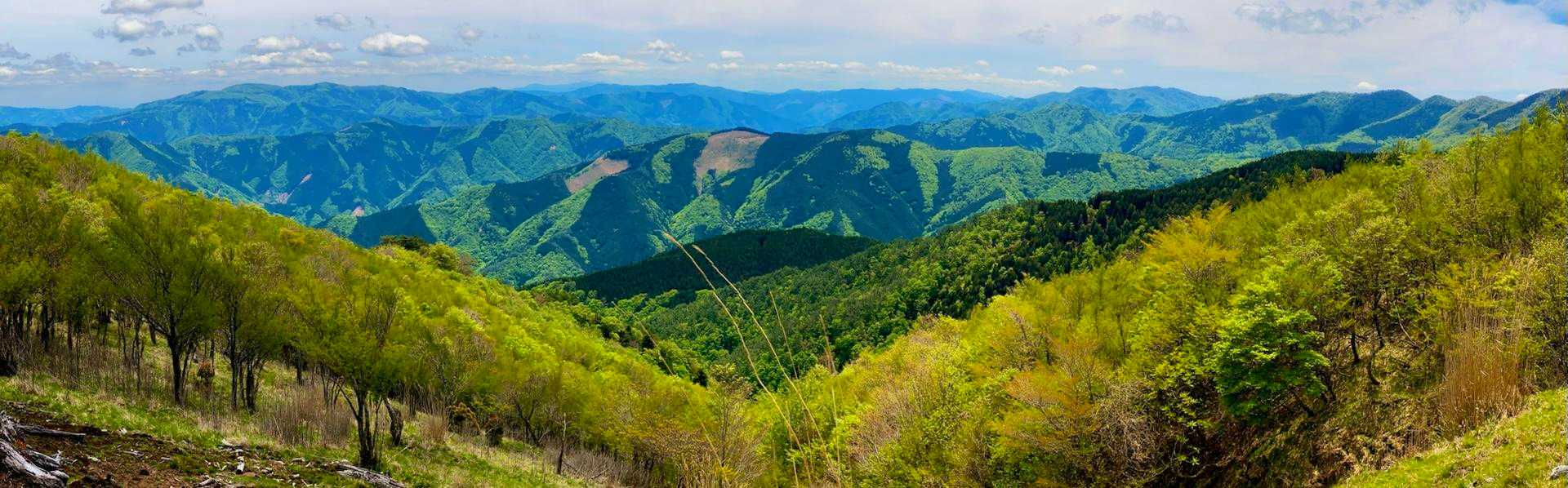 下山中、すごい展望台がありました。
これまでに登ってきた山、これから登る予定の山を、たくさん見ることができます。