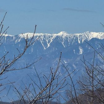てっぺんだけ見えてるのは塩見