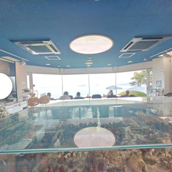 地元のお客様で満席w
高地性集落ゆえに、世界遺産申請を検討したのたけど、手続き膨大で諦めたらしい📋️

ポール収納➡日傘さして下山開始☂