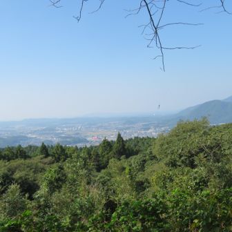 山頂から宗像方面　今日も霞んでいます。