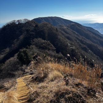 行者岳先の崩落地から来た道を振り返る｡遠くに三ノ塔。今日もよく歩いたなあ。