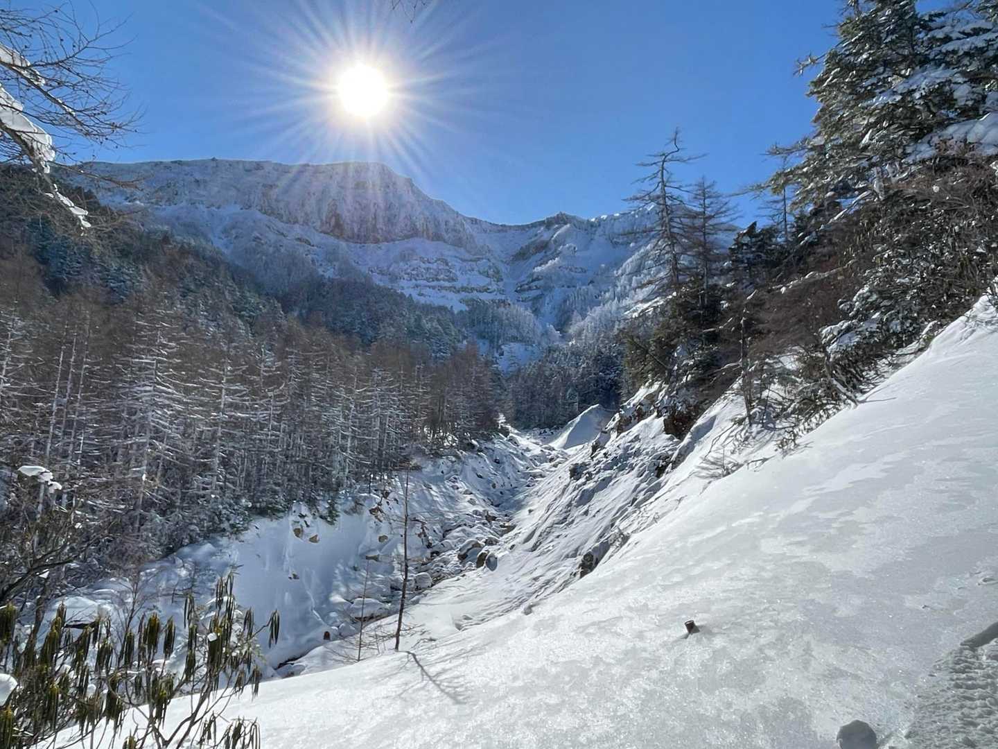 下の川沿いに野天風呂がありますが、もちろんスルーです😆