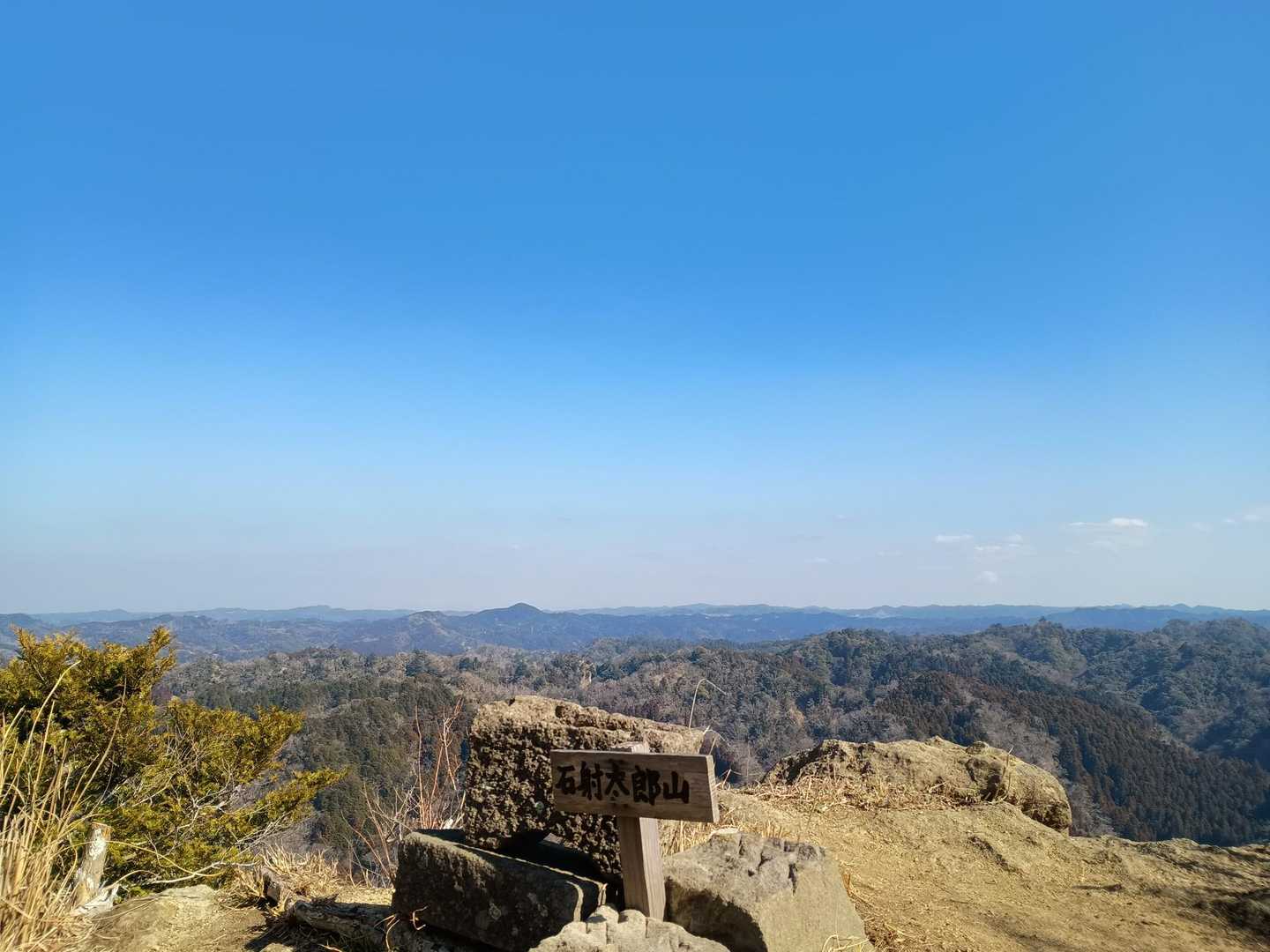 先ずは石射太郎山登頂🙌
高宕山はあの遠い山ですよー、と言われてしまいました😆