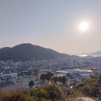 少し登っただけですが、眺望イイです✨️
向いの大仙山、造船所の力強いクレーン、商店や住宅、自然と共生した景観が魅力的 😀