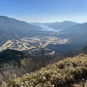 丸岳を過ぎたあたりから、芦ノ湖がいよいよ近づく