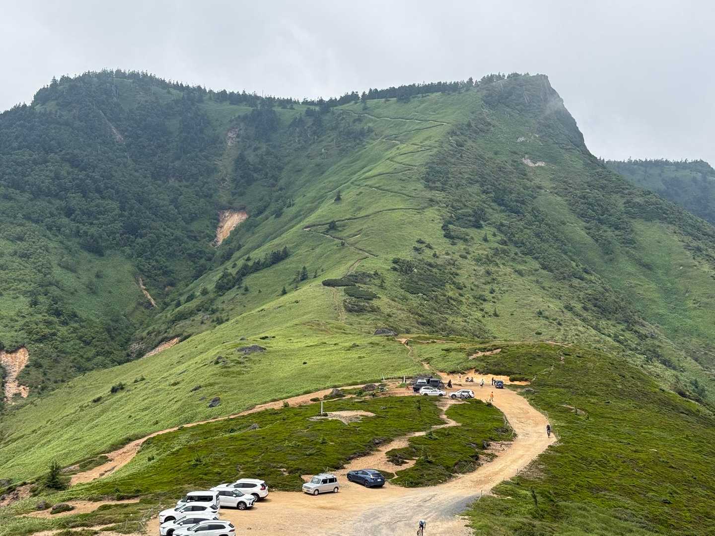 破風岳の九十九折りもハッキリと見えます⛰️