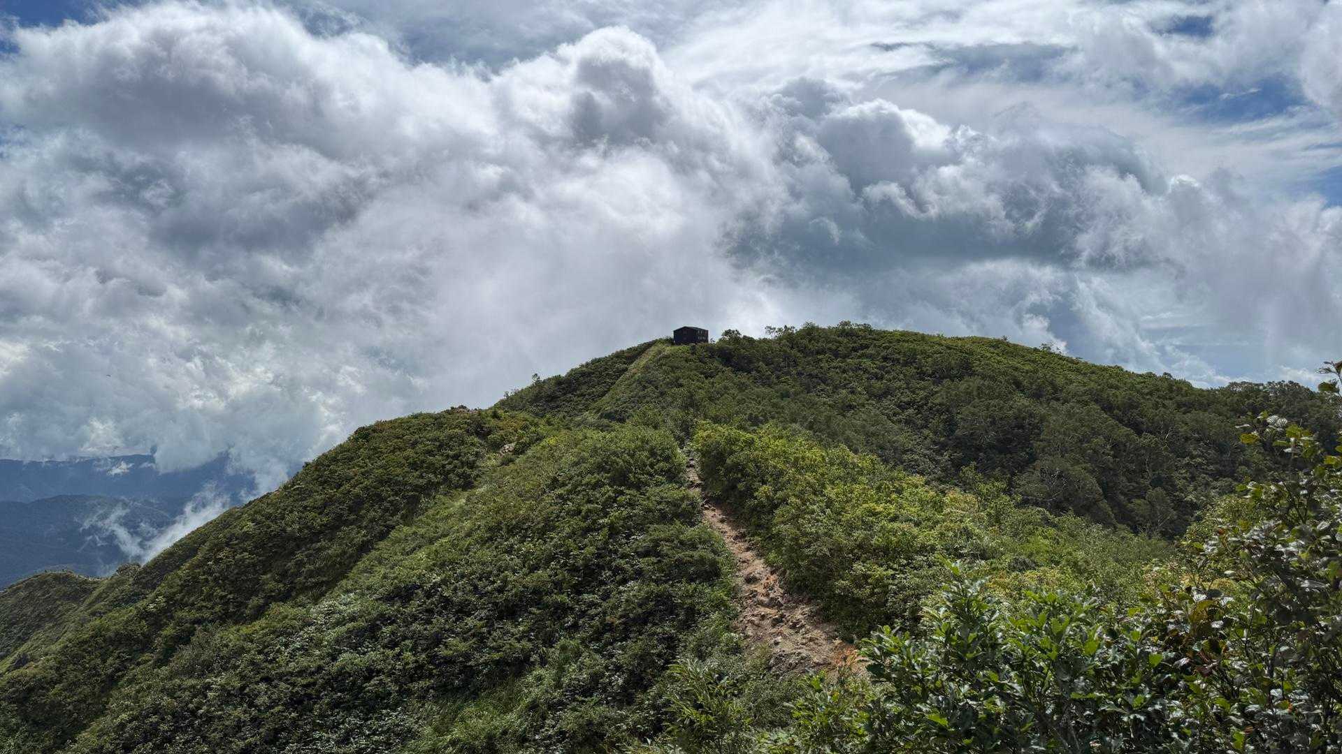振り返って三国岳避難小屋🛖