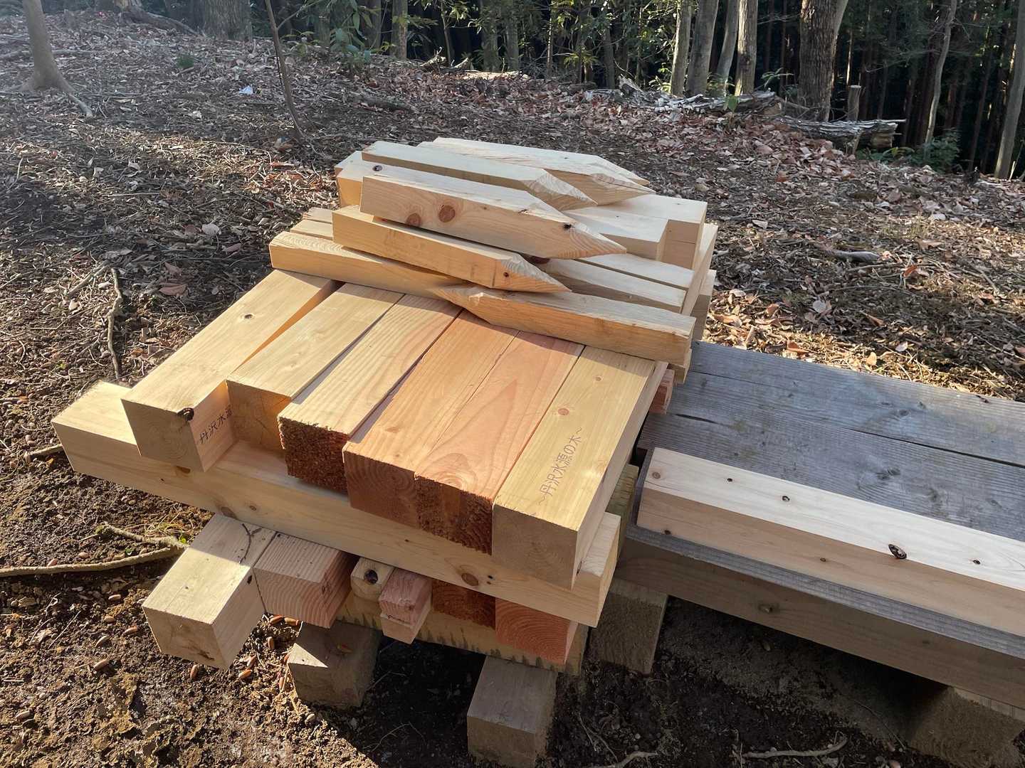 下山時に見かけた木材。
これで、階段作るんですね…ほんと、ありがとう山です。