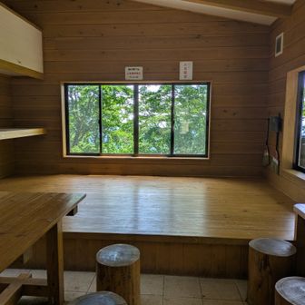 避難小屋室内