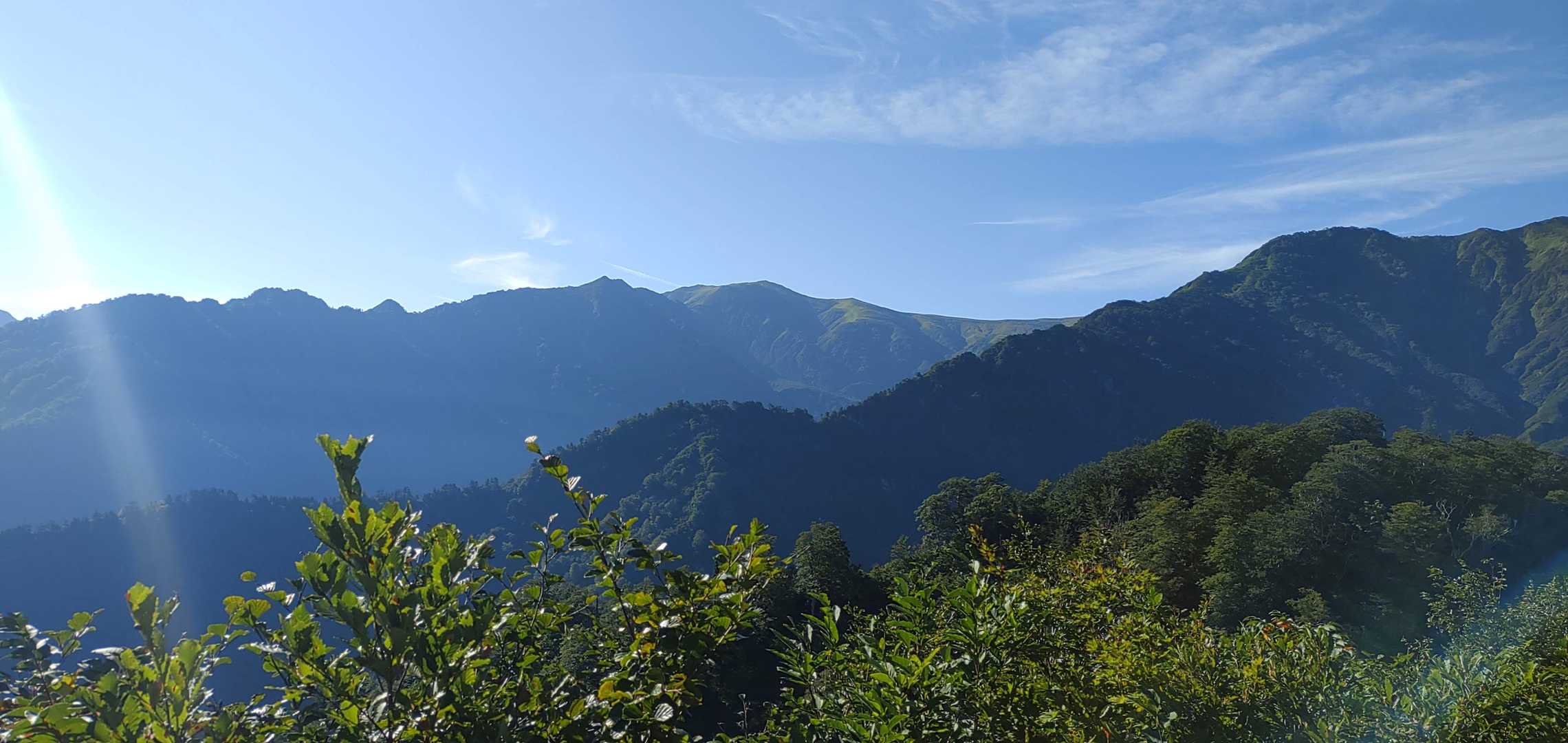 飯豊山を眺めながら登ります