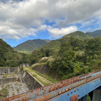 川向こうに連なる谷川連峰