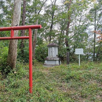 御殿山の山頂に鎮座する水分神社です。神社からここまでは歩きやすい感じでしたが、その先が結構なヤブで、私も少し道を見失ったりしました。