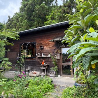 腹ごしらえ？　まだのぼりもしていない。しかも、お昼は家で軽くたべてきたのに。。。　　　
ウッドデッキのテラスや、カウンター越しでカフェしてる人、癒しの空間でした