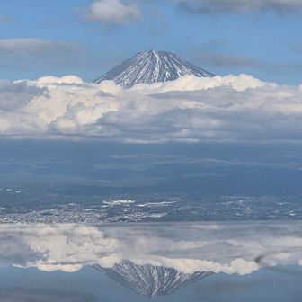きた〜🤩
山座同定盤を使って逆さ富士が撮りたかったんだけど、何とか撮るのに成功🙌
上下の隙間に富士宮市の街が入ってしまったけど😅