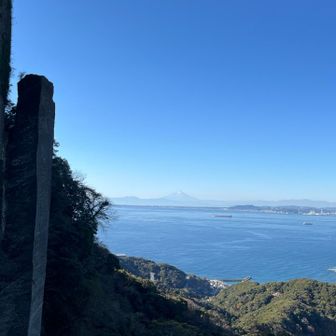 切った岩と富士山