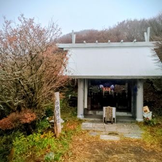 妙見神社に手を合わせる