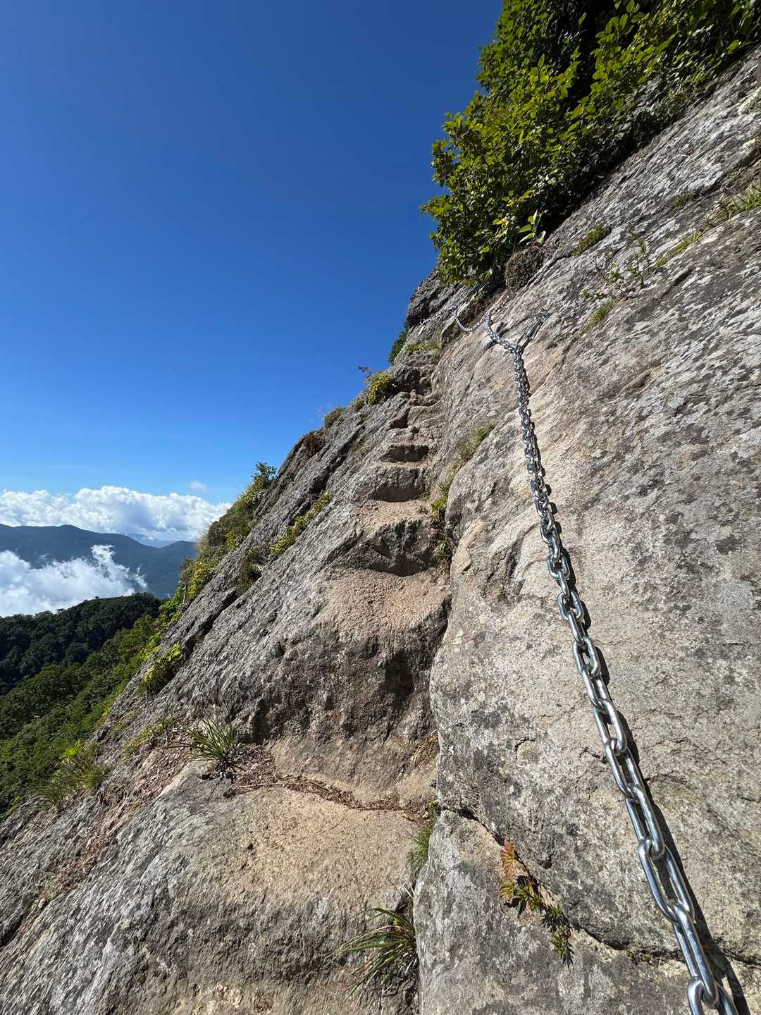 湿度の高いクーラーの中にいるような外気、山頂直下はサブウェイ（寒い）鎖場もワンミス😇