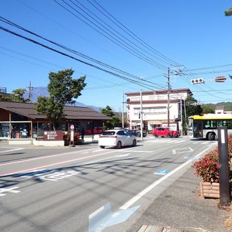 山中湖旭日丘からバスに乗り、平野で下車。
人と車、バイク、外国人の多いところです。
ここからしばらく舗装路。
