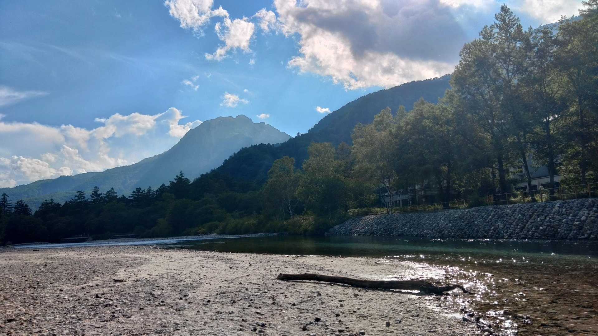 上高地から見た焼岳
疲れちゃって観光する元気なし