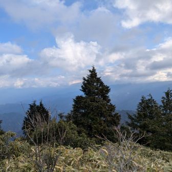 中央アルプスは山頂に雲