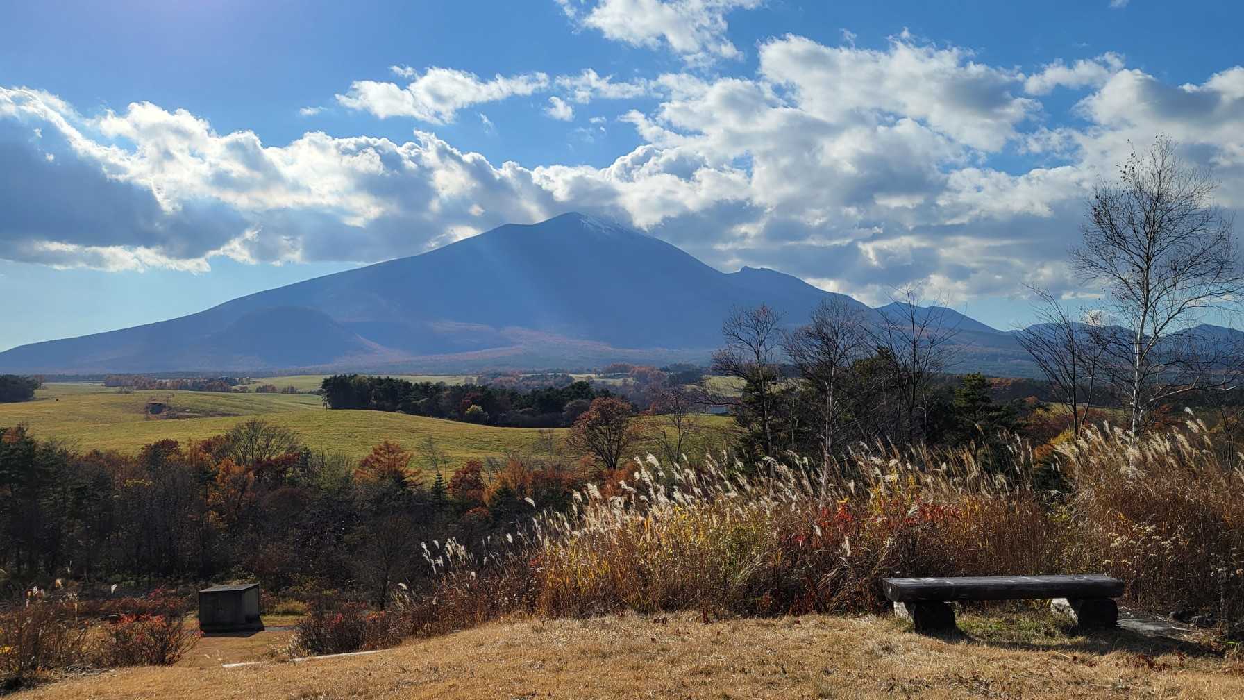 逆光の浅間山。