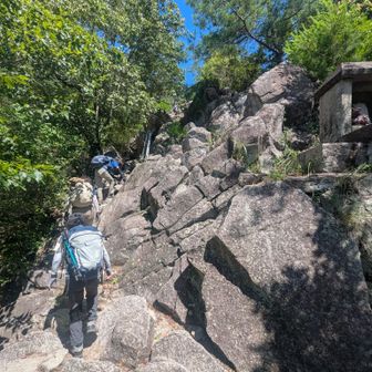 ひたすら岩を登っていく。楽しかった！