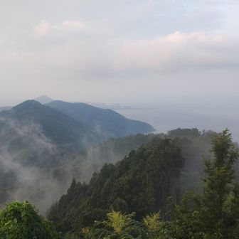 登ってきた縦走路を振り返る