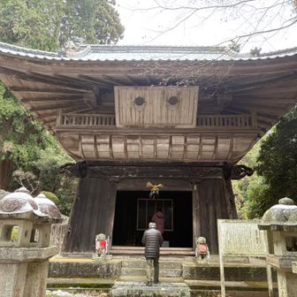 【箸蔵寺 鐘楼堂】国指定重要文化財(建造物)

『鐘楼堂は護摩殿や薬師堂と一連の造営で江戸時代末期から明治初頭に建立されたといわれている。
一般の鐘楼によく見られる袴腰国の造りとは逆の発想で下層の柱の間を板壁で囲う桜造とする特異な建物で 四本柱の鐘楼と比べるとひと回り大きい建築である。屋根は勾配の緩やかな入母屋造で浅瓦を葺き 朝には一軒の扇状の垂木を配し禅宗の造り方を取り入れている。
境内にある他の建物と比べると 彫刻が少なく簡素な意匠であるのは鐘を撞くという機能を優先させたものといわれている。… 』