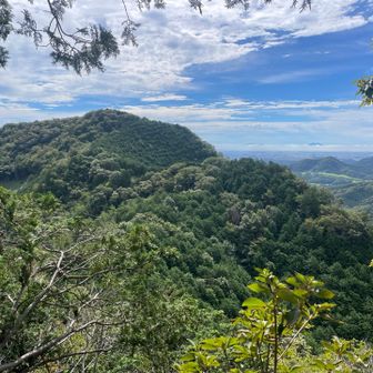 登山途中にて、眺望が開けた所があったので眺めます。

あれは、歩いて来た尾根です。
鞍掛山だと思います。