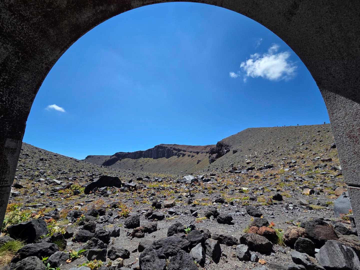 シェルターをフレームに前掛山