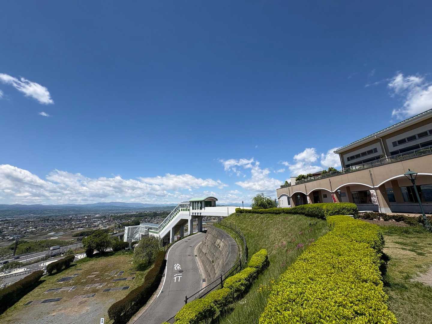 いつも長野からの帰り道に見える
◯佐久平ハイウェイオアシス パラダ
上信越自動車道の目立つサービスエリアが、平尾富士🗻だったとは！
https://maps.app.goo.gl/fLJ3o2foNsjVEaSs9?g_st=ic