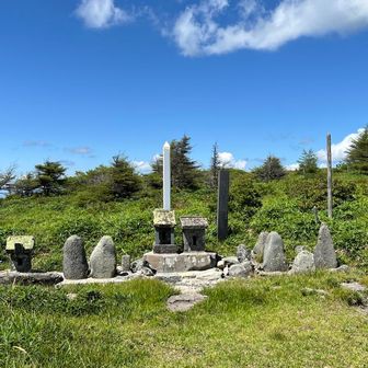 諏訪大社系かな。四隅に御柱…岡谷側の祠🙏