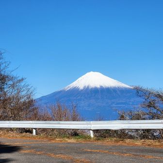 車道へ出た所。
富士山、ドーン！