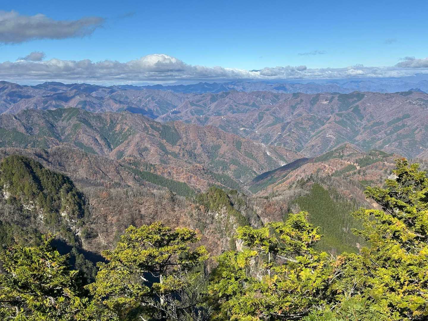 冬へと向かう山々