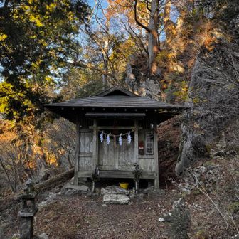 工石神社 石灰岩の山岳信仰か