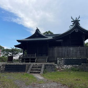 山頂には、八幡太郎義家が弓を奉納したという伝説が残る「真弓神社」が鎮座する。
八幡太郎義家は翌日の山行にも登場する人物だとはこの時は未だ知らず…