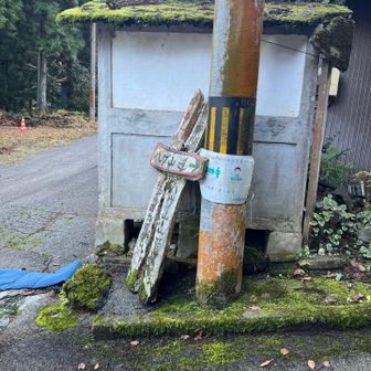 灰納屋？と看板　かなりくたびれてる