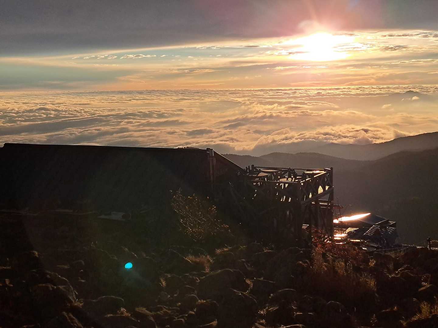 朝陽に照らされた山頂ヒュッテ