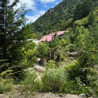国見尾根を下りると藤内小屋