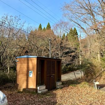 冬季はトイレ使用不可。まあいつも通り。
途中の道の駅で入るも音沙汰無し
いよいよ登山口で、、、
むむむっこれは、、、、
数十分を惜しむより山中での大惨事を考えると、、
という事で生野駅へ急いで引き返す。
生野駅のトイレはウォシュレットは無いものの便座は暖かなので合格点(何様？)


