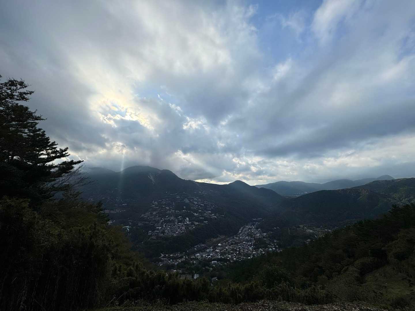 雲の☁️間から天使の梯子？が見えました。