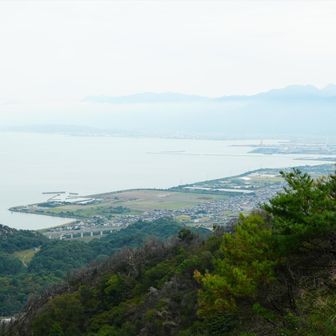 瀬戸内海の向こうの
右側の山並みは、
瓶ヶ森とか笹ヶ峰とかかな？