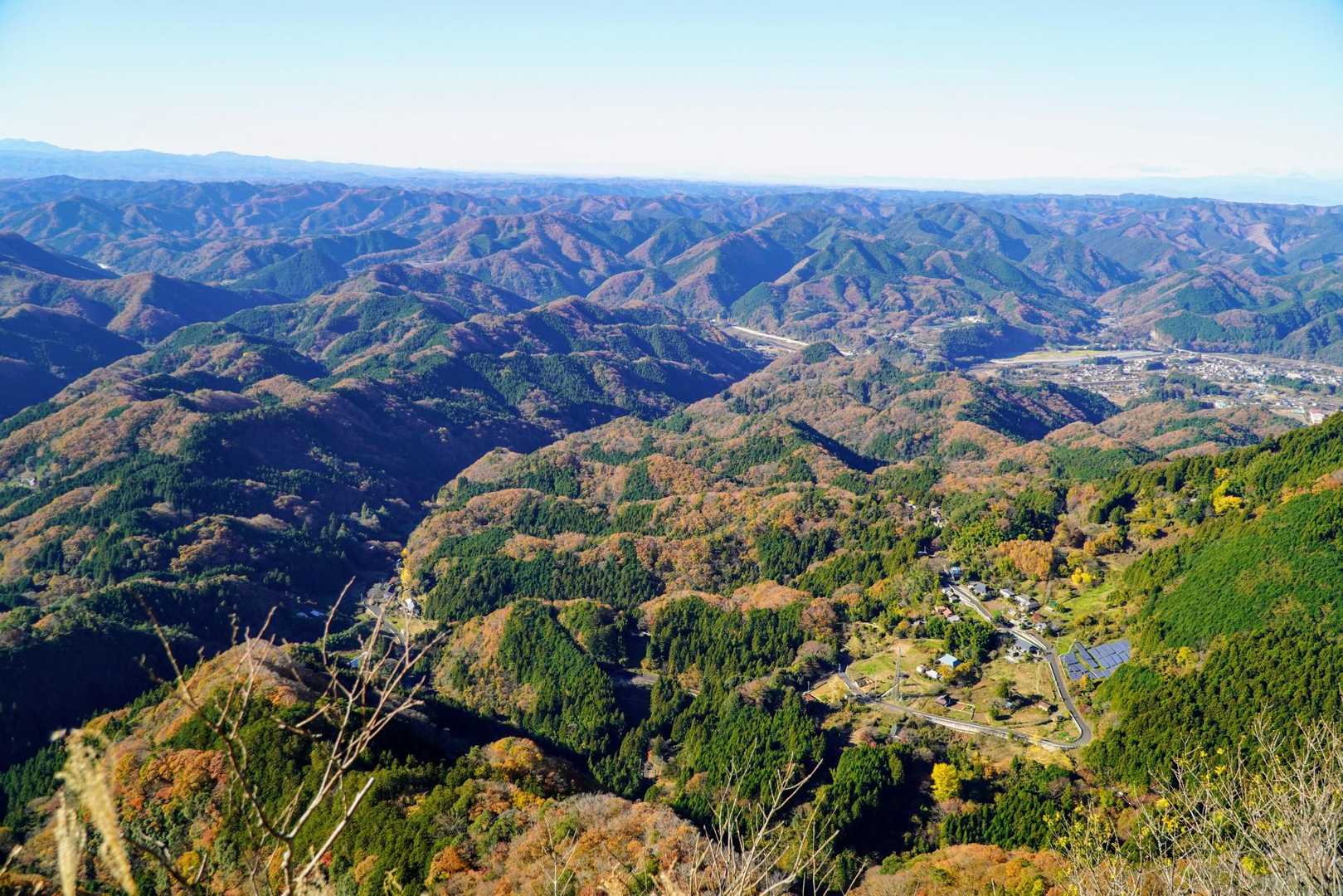 山頂からの景色〜♡
良い眺めー⸜(*´ᗜ`*)⸝

小さいけど富士山🗻見えましたよ✌
霞んでいて、「そこに富士山がある！」って知らなければ気付かなそう…😅