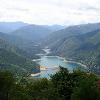 奥多摩湖が見えて良い景色✨️
左手は大菩薩方面。
正面は黒川鶏冠山で奥には鶏冠山。
右手に飛龍山が見えました🤗