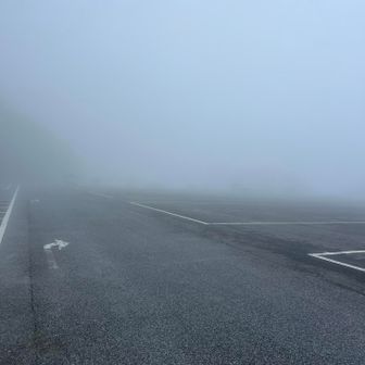 伊吹山山頂駐車場
相変わらず濃霧