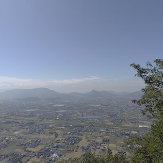 先週登った黒戸山は天霧山に隠れて見えないか