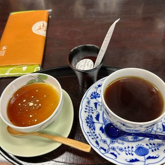 バス停までの参詣道沿いのお店で食べた大山豆腐の杏仁豆腐。