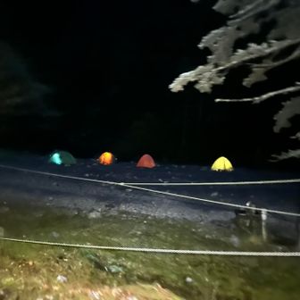 右手に長衛小屋のテント場が見えてきました
もうテント張ってる数も少ないですね、平日だし
